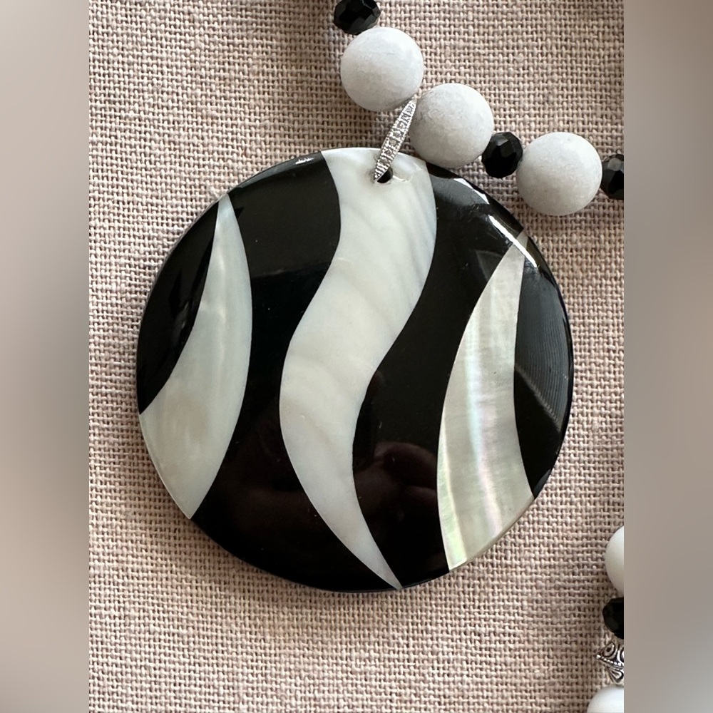 26-1/2 inch Black and White Mother of Pearl Long necklace - Picture 5 of 16